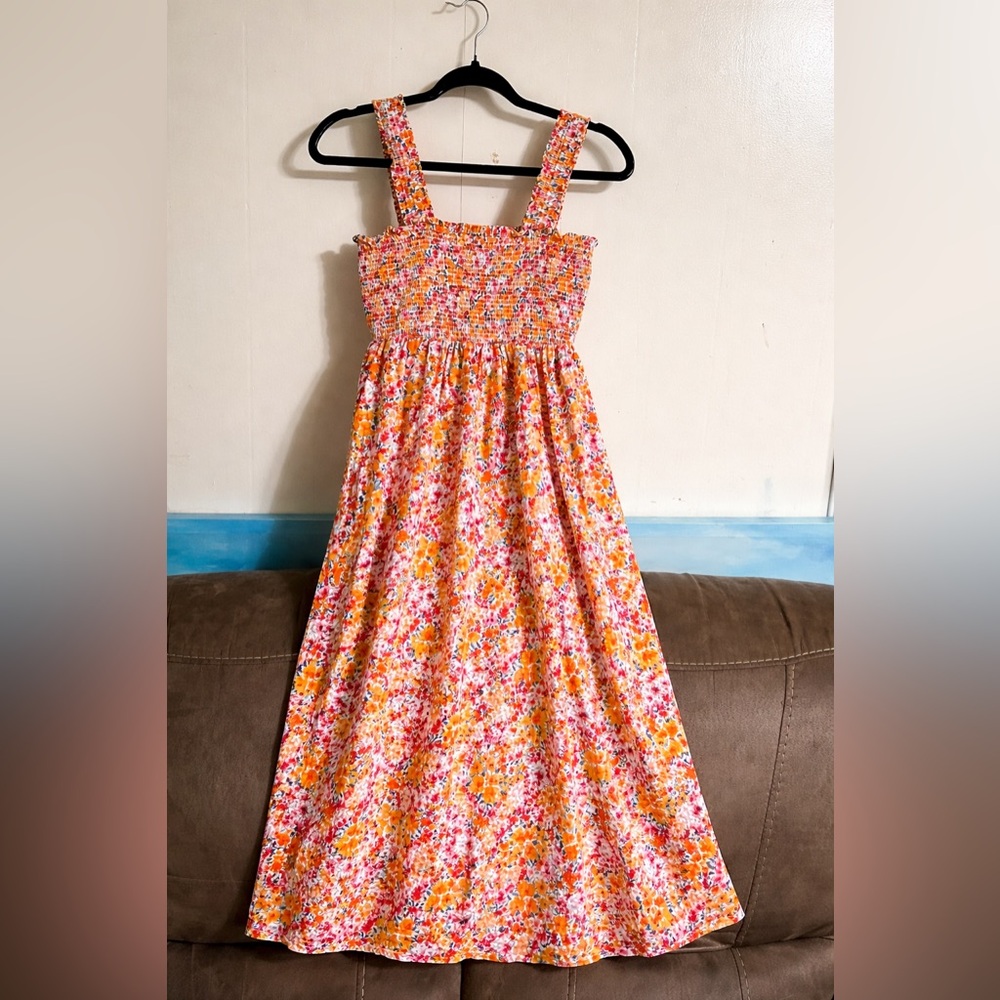 Excellent Condition Old Navy Floral Smocked Midi Length Dress With Pockets - Picture 2 of 2